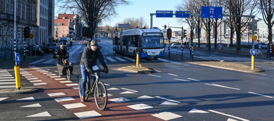 Gemeente Amsterdam verbetert verkeersveiligheid Prins Hendrikkade Oost voor fietsers