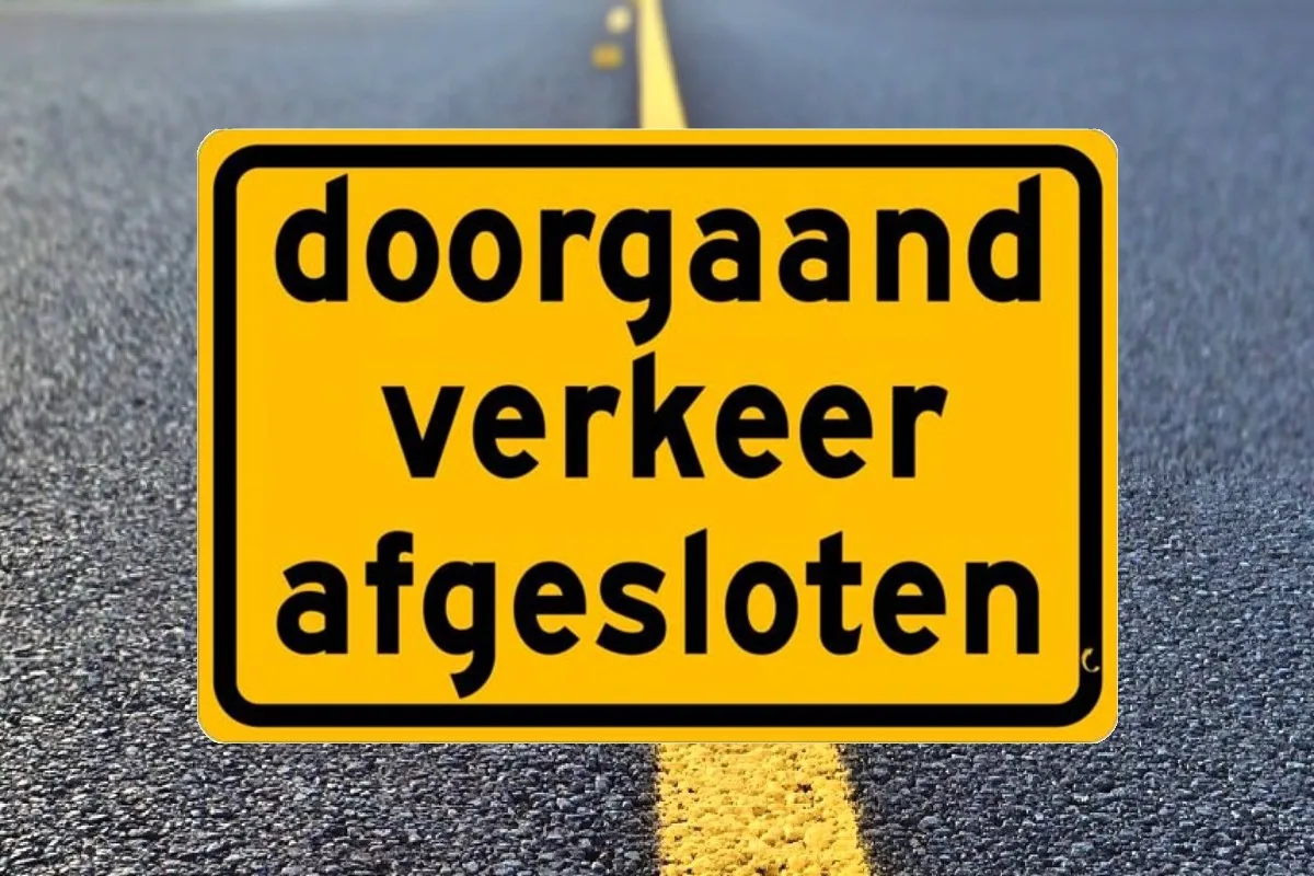 Een foto van een 'doorgaand verkeer afgesloten' bord op de weg