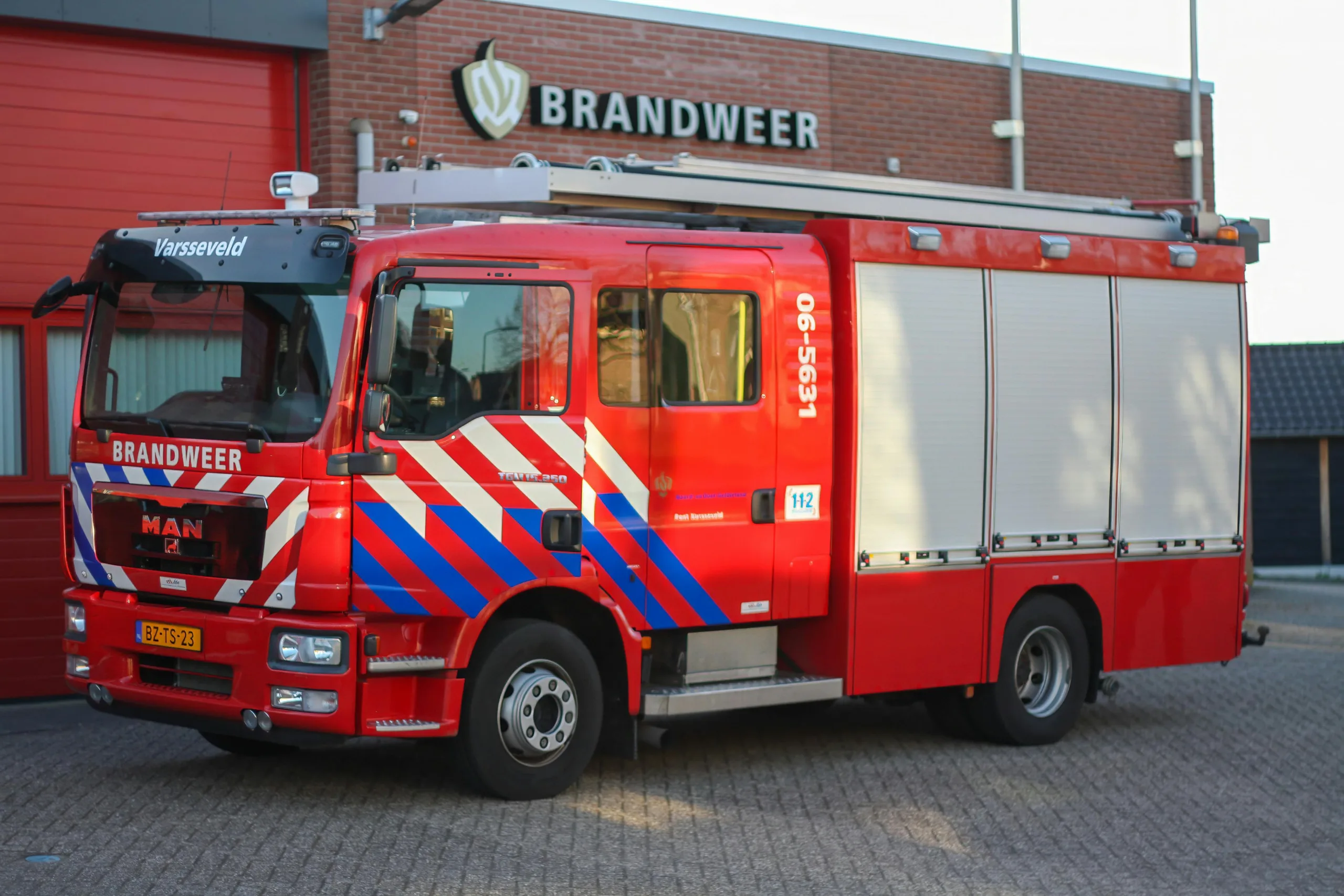 Een brandweer wagen voor een brandweer kazerne