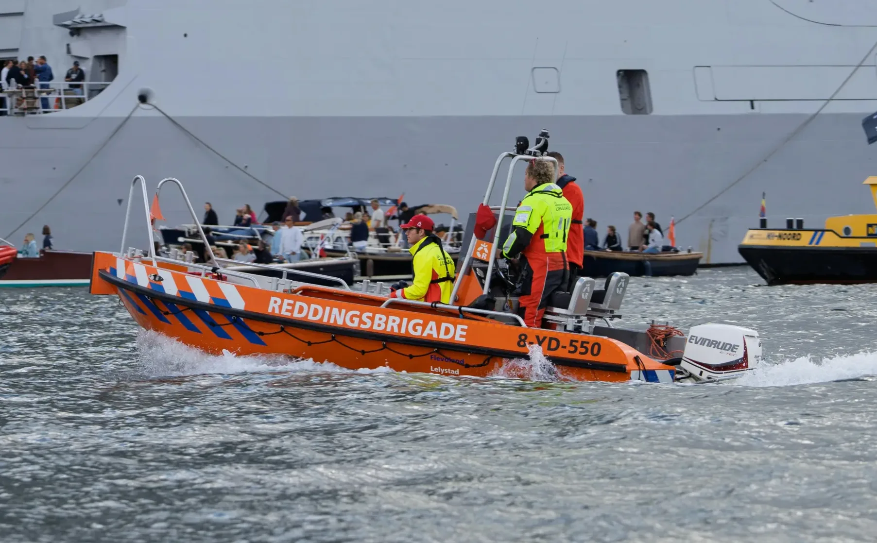 Hulpdiensten rukken massaal uit voor watersporter in problemen bij Noordwijk