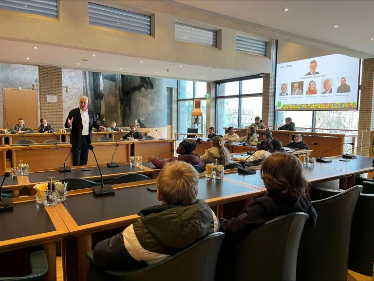 Leerlingen groep 7 op safari door het gemeentehuis