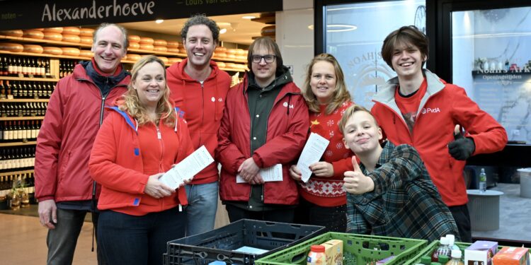 Katwijkers zamelen recordaantal kratten in voor lokale hulporganisaties