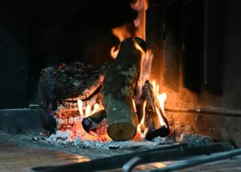 Stoken van hout vergroot gezondheidsrisico’s: gemeente waarschuwt voor fijnstof