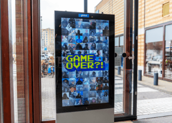 Politie verdachten herkaanbaar op een reclame bord