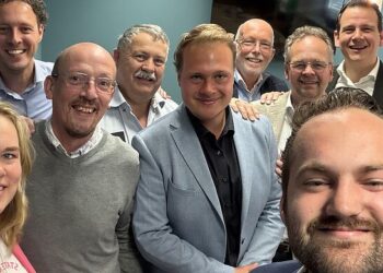 Nieuwe koers voor Katwijk: gesprekken over vierpartijencoalitie gestart