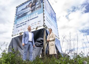 Wico van Helden, voorzitter van de federatie van ondernemersverenigingen Drechtsteden, en Chris van Benschop, wethouder Economie en Onderwijs, onthulden het bouwbord van de Maakfabriek