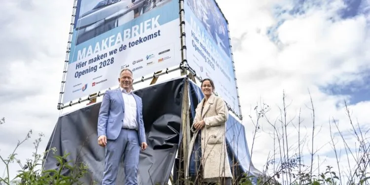 Wico van Helden, voorzitter van de federatie van ondernemersverenigingen Drechtsteden, en Chris van Benschop, wethouder Economie en Onderwijs, onthulden het bouwbord van de Maakfabriek