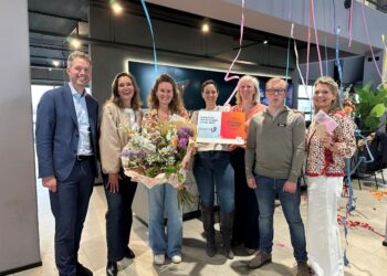 Overhandiging label Ondernemen met impact aan wethouder Chris van Benschop. Op de foto v.l.n.r.: Reinier de Koning, Mariska Wagner, Ingrid van Zimmeren, Chris van Benschop, Suzanne Kuiper, Konnor de Vries, Barbara de Bruin