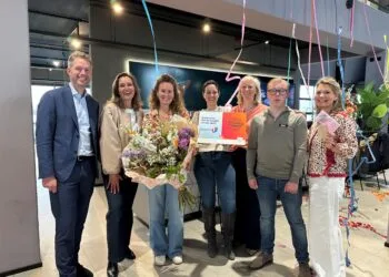 Overhandiging label Ondernemen met impact aan wethouder Chris van Benschop. Op de foto v.l.n.r.: Reinier de Koning, Mariska Wagner, Ingrid van Zimmeren, Chris van Benschop, Suzanne Kuiper, Konnor de Vries, Barbara de Bruin