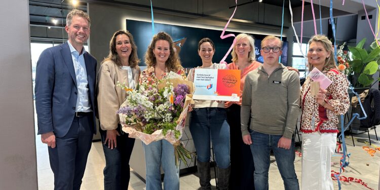 Overhandiging label Ondernemen met impact aan wethouder Chris van Benschop. Op de foto v.l.n.r.: Reinier de Koning, Mariska Wagner, Ingrid van Zimmeren, Chris van Benschop, Suzanne Kuiper, Konnor de Vries, Barbara de Bruin
