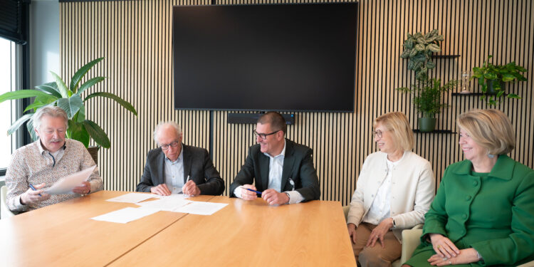 Alrijne inloophuizen ondertekening