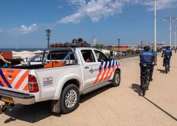 Politie scheveningen op het strand stockfoto politie