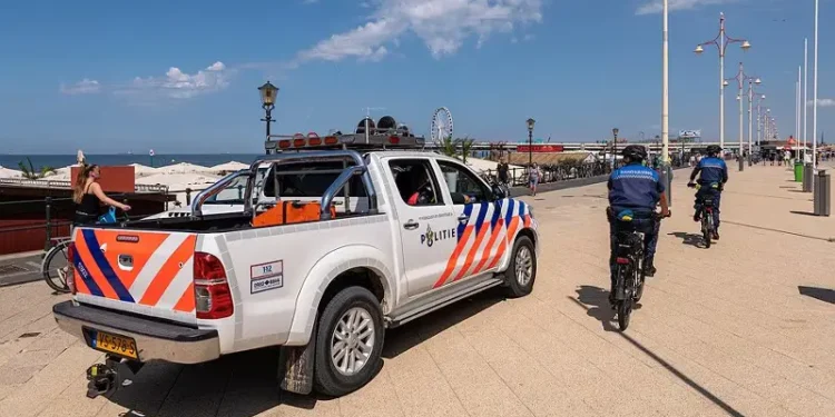 Politie scheveningen op het strand stockfoto politie