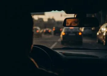 File op de snelweg via de achteruit kijk spiegel