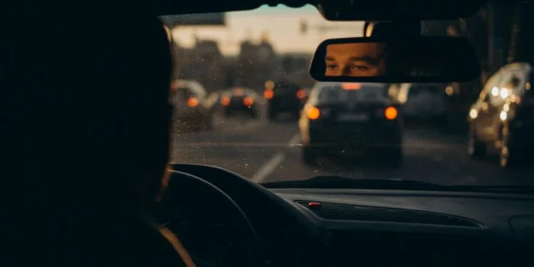File op de snelweg via de achteruit kijk spiegel
