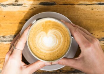 Koffie mok met handen