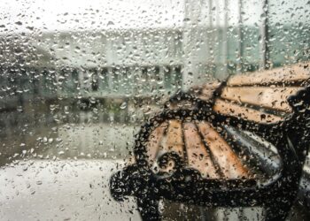 Regenbuien op het raam