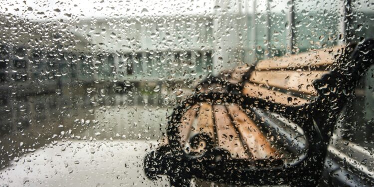 Regenbuien op het raam